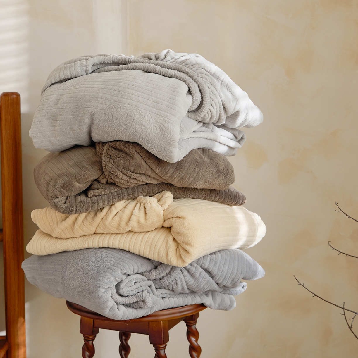 91家纺网 家纺一手货源 找家纺 早晨家纺 2025新款红金龙纯色烂花牛奶绒床笠 组合图