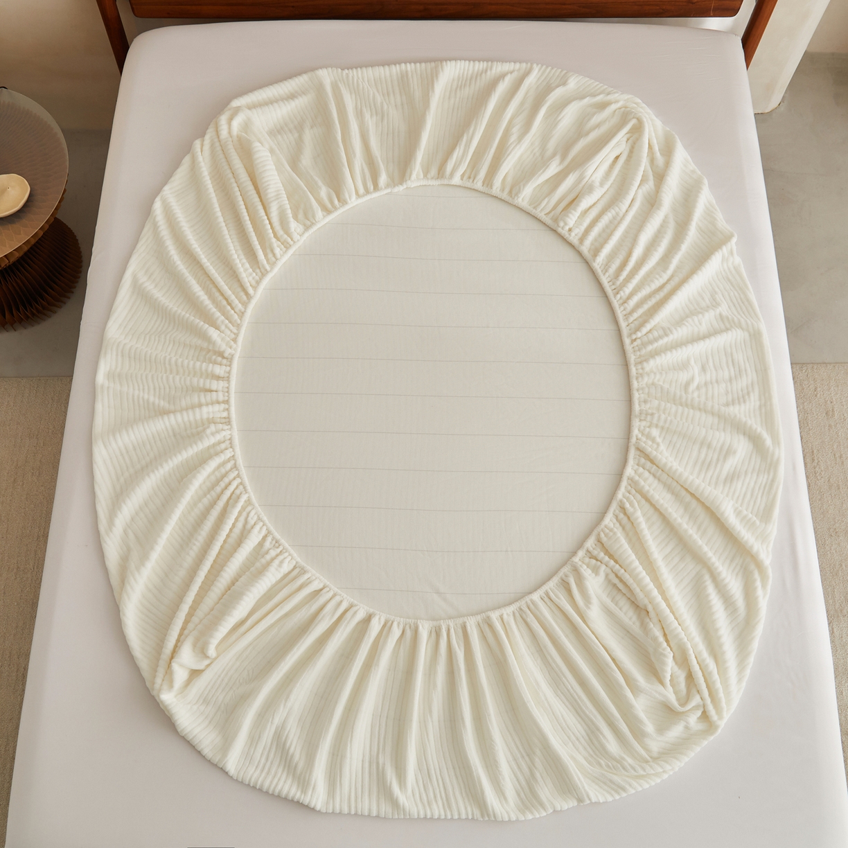 91家纺网 家纺一手货源 找家纺 早晨家纺 2025新款红金龙纯色烂花牛奶绒床笠 恬憩-奶白