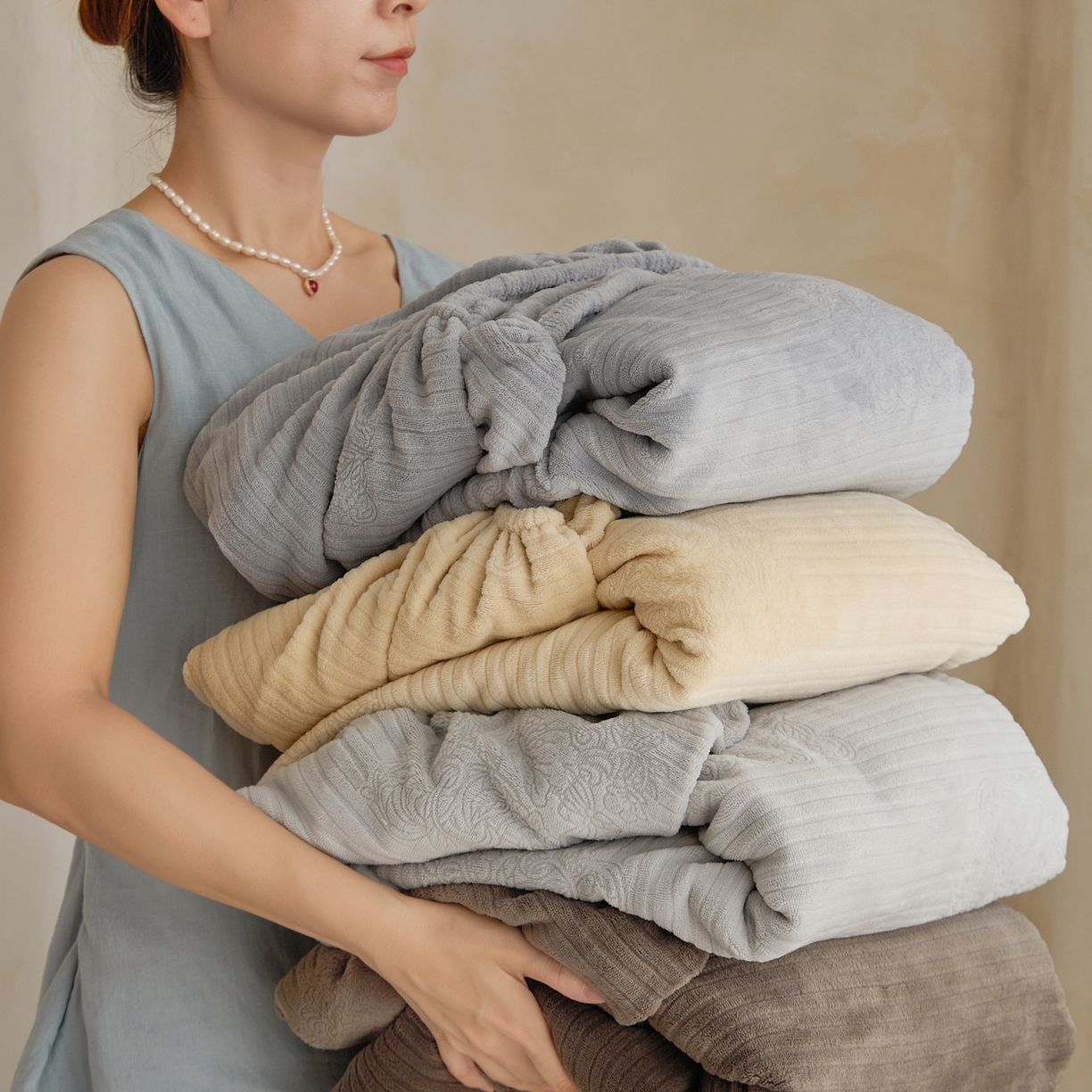 91家纺网 家纺一手货源 找家纺 早晨家纺 2025新款红金龙纯色烂花牛奶绒床笠 组合图