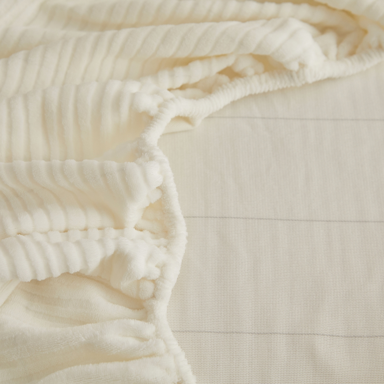 91家纺网 家纺一手货源 找家纺 早晨家纺 2025新款红金龙纯色烂花牛奶绒床笠 恬憩-奶白