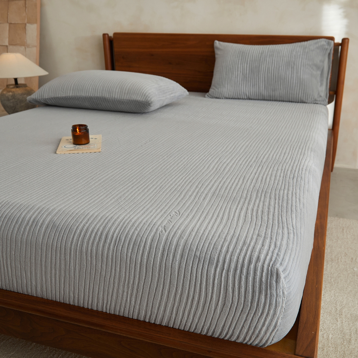 91家纺网 家纺一手货源 找家纺 早晨家纺 2025新款红金龙纯色烂花牛奶绒床笠 恬憩-银灰