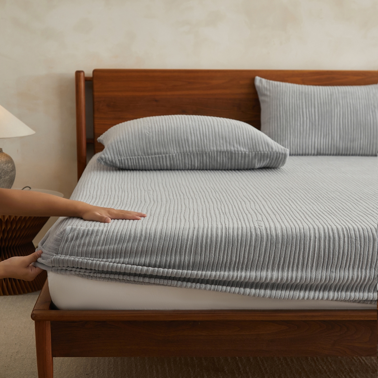 91家纺网 家纺一手货源 找家纺 早晨家纺 2025新款红金龙纯色烂花牛奶绒床笠 恬憩-银灰