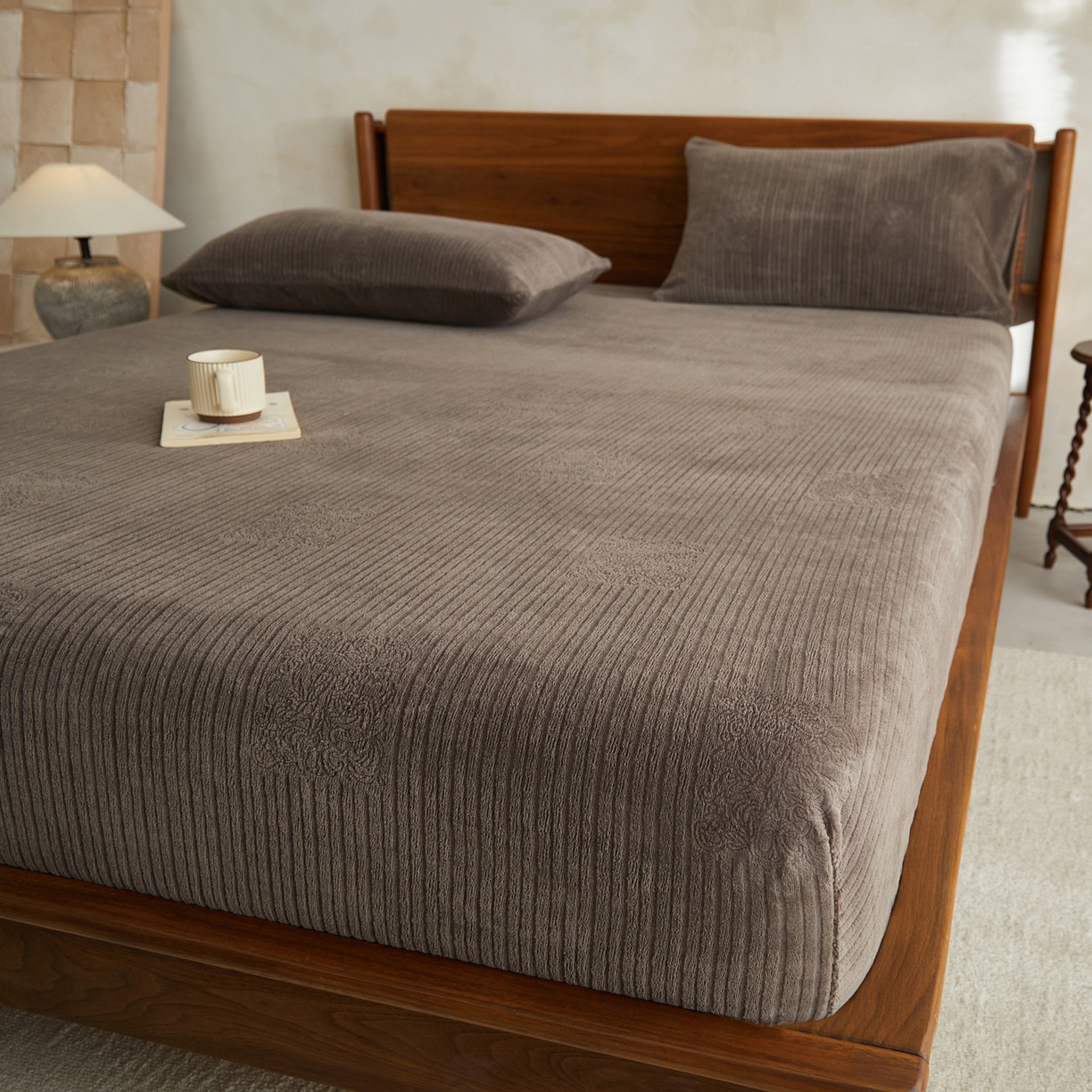 91家纺网 家纺一手货源 找家纺 早晨家纺 2025新款红金龙纯色烂花牛奶绒床笠 米澜-奶咖