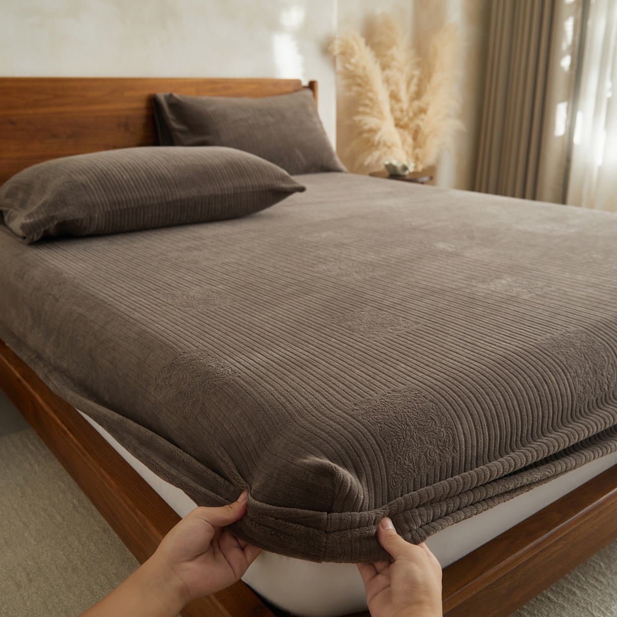 91家纺网 家纺一手货源 找家纺 早晨家纺 2025新款红金龙纯色烂花牛奶绒床笠 米澜-奶咖