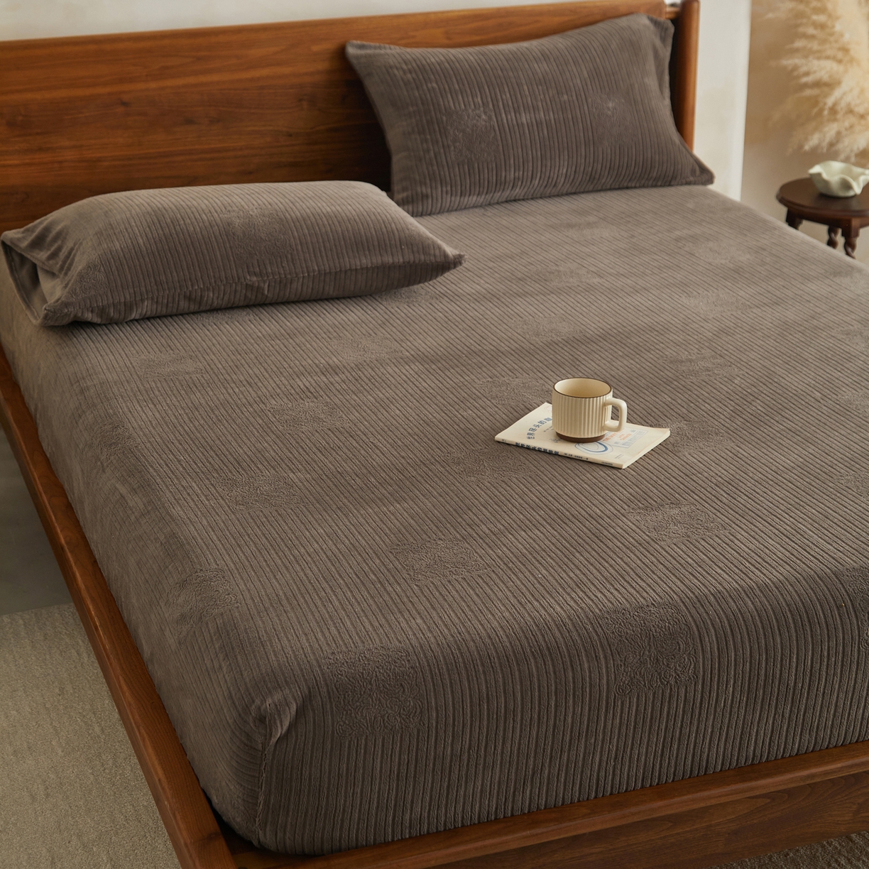 91家纺网 家纺一手货源 找家纺 早晨家纺 2025新款红金龙纯色烂花牛奶绒床笠 米澜-奶咖