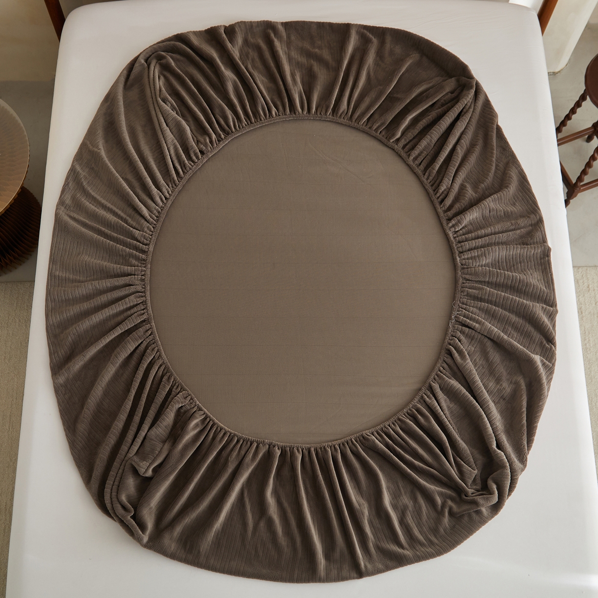 91家纺网 家纺一手货源 找家纺 早晨家纺 2025新款红金龙纯色烂花牛奶绒床笠 米澜-奶咖