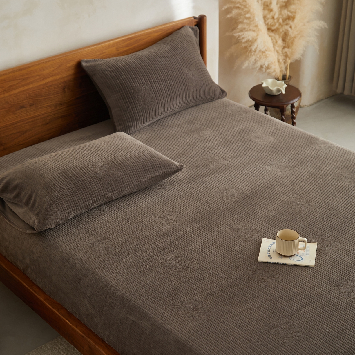 91家纺网 家纺一手货源 找家纺 早晨家纺 2025新款红金龙纯色烂花牛奶绒床笠 米澜-奶咖