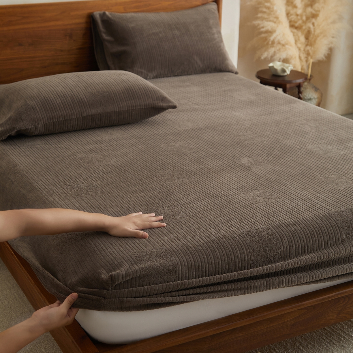 91家纺网 家纺一手货源 找家纺 早晨家纺 2025新款红金龙纯色烂花牛奶绒床笠 米澜-奶咖