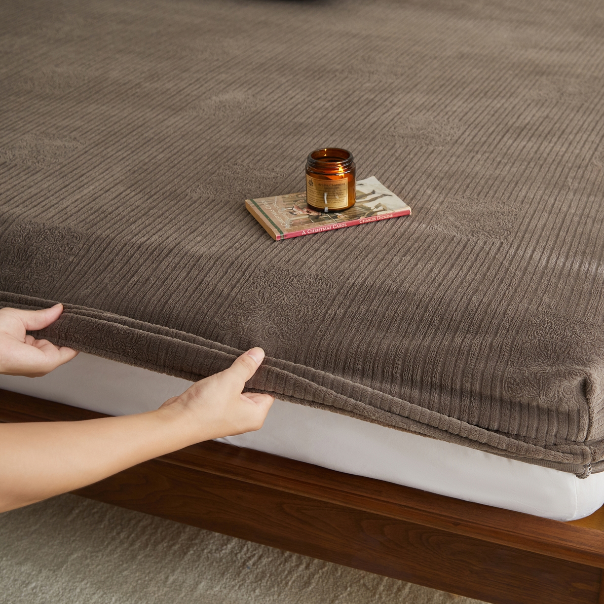 91家纺网 家纺一手货源 找家纺 早晨家纺 2025新款红金龙纯色烂花牛奶绒床笠 米澜-奶咖