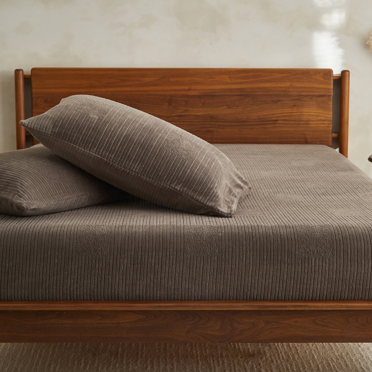 91家纺网 家纺一手货源 找家纺 早晨家纺 2025新款红金龙纯色烂花牛奶绒床笠 米澜-奶咖