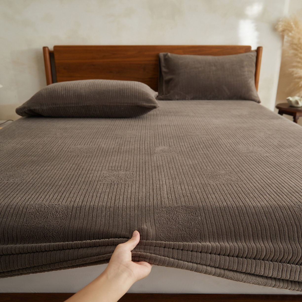 91家纺网 家纺一手货源 找家纺 早晨家纺 2025新款红金龙纯色烂花牛奶绒床笠 米澜-奶咖