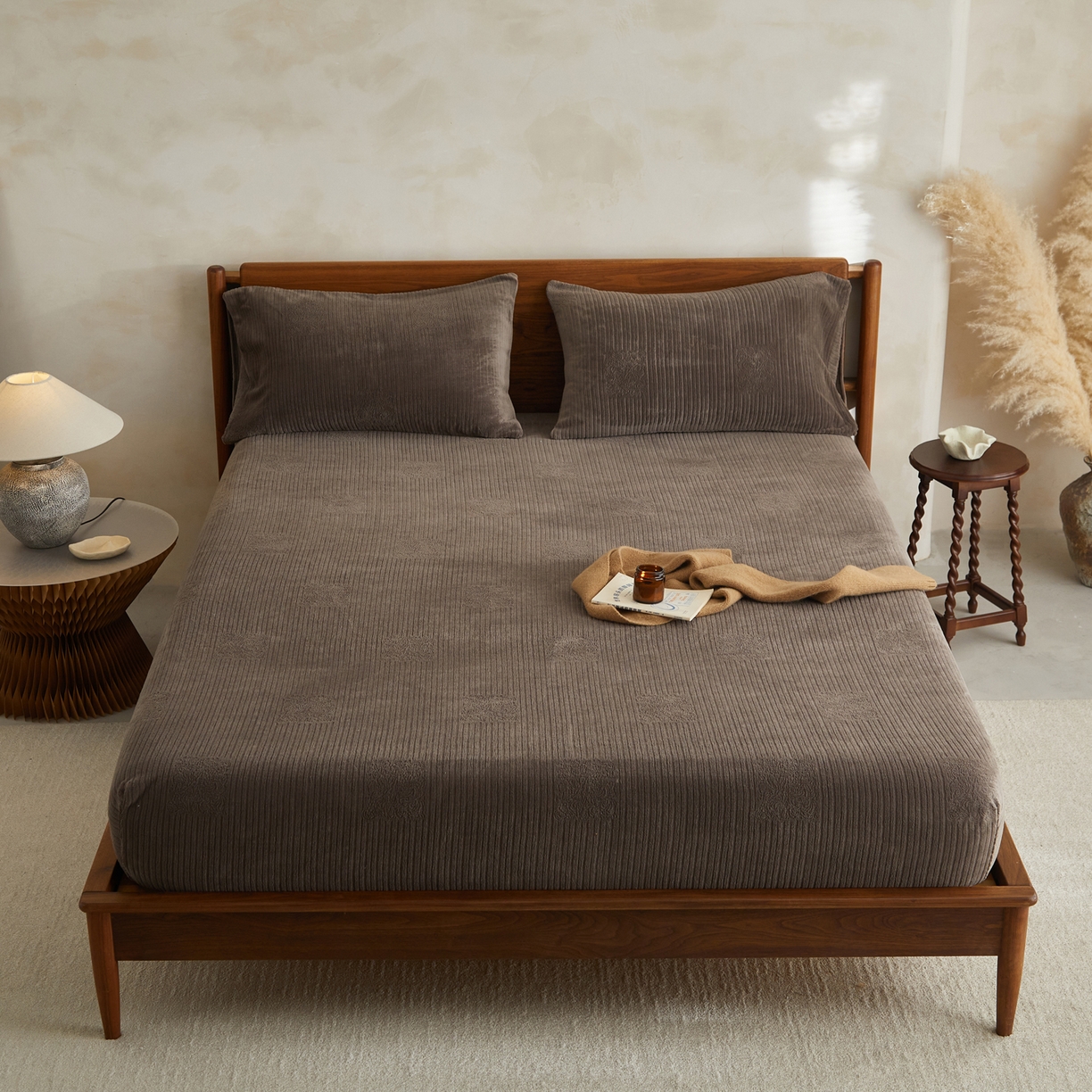 91家纺网 家纺一手货源 找家纺 早晨家纺 2025新款红金龙纯色烂花牛奶绒床笠 米澜-奶咖