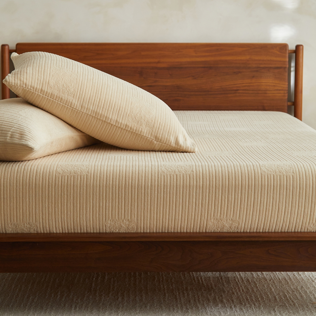 91家纺网 家纺一手货源 找家纺 早晨家纺 2025新款红金龙纯色烂花牛奶绒床笠 米澜-米驼