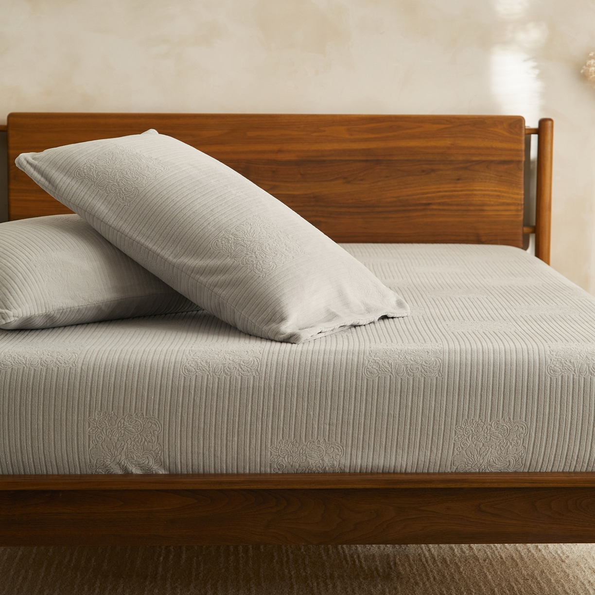 91家纺网 家纺一手货源 找家纺 早晨家纺 2025新款红金龙纯色烂花牛奶绒床笠 米澜-浅灰