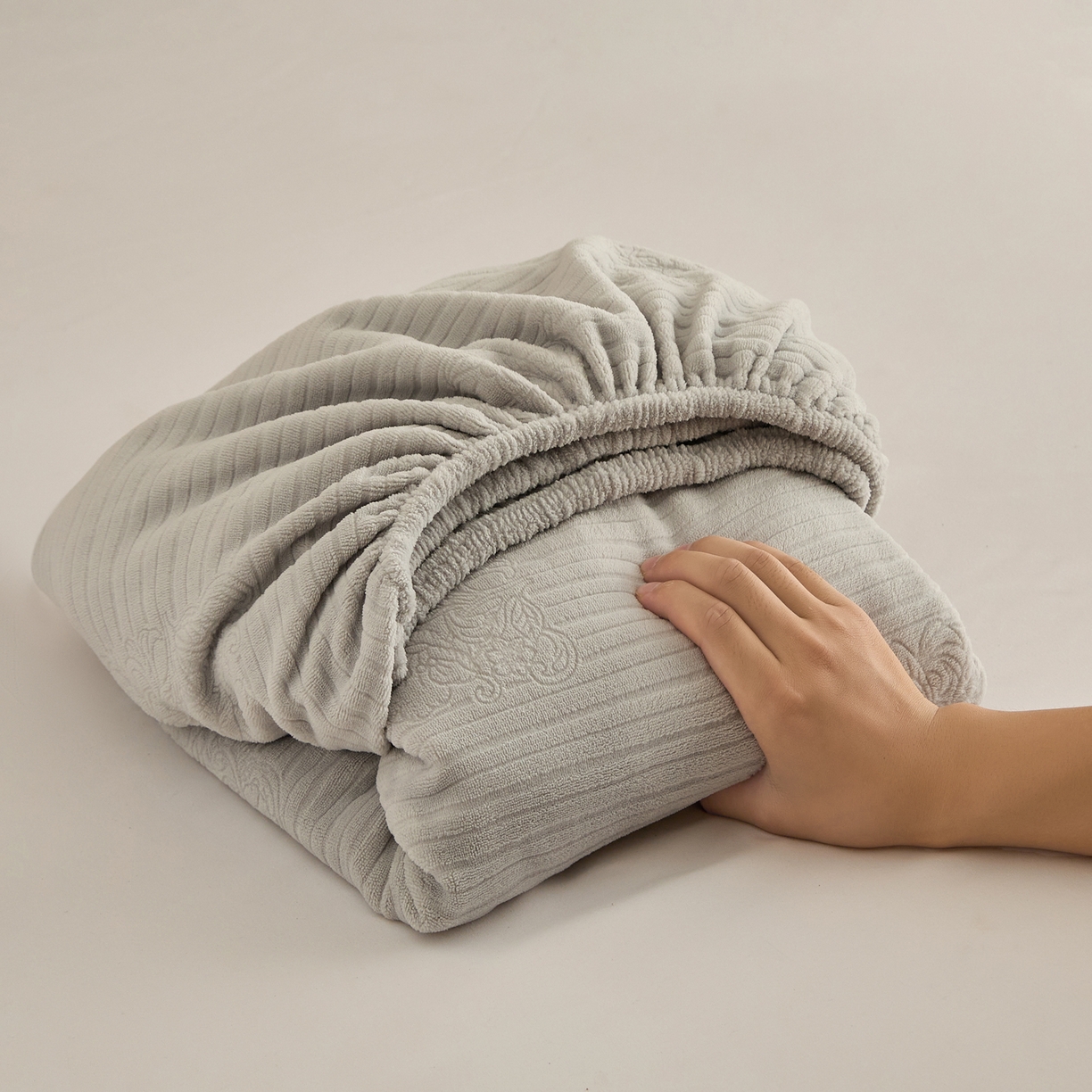 91家纺网 家纺一手货源 找家纺 早晨家纺 2025新款红金龙纯色烂花牛奶绒床笠 米澜-浅灰