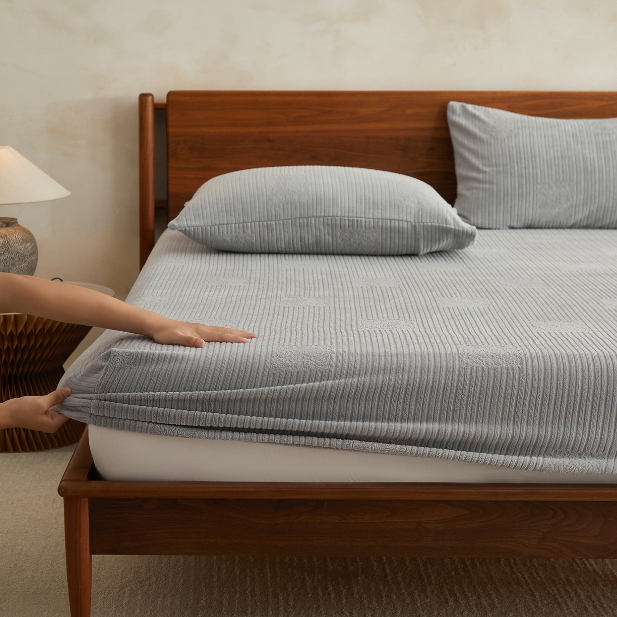 早晨家纺 2025新款红金龙纯色烂花牛奶绒床笠 米澜-银灰