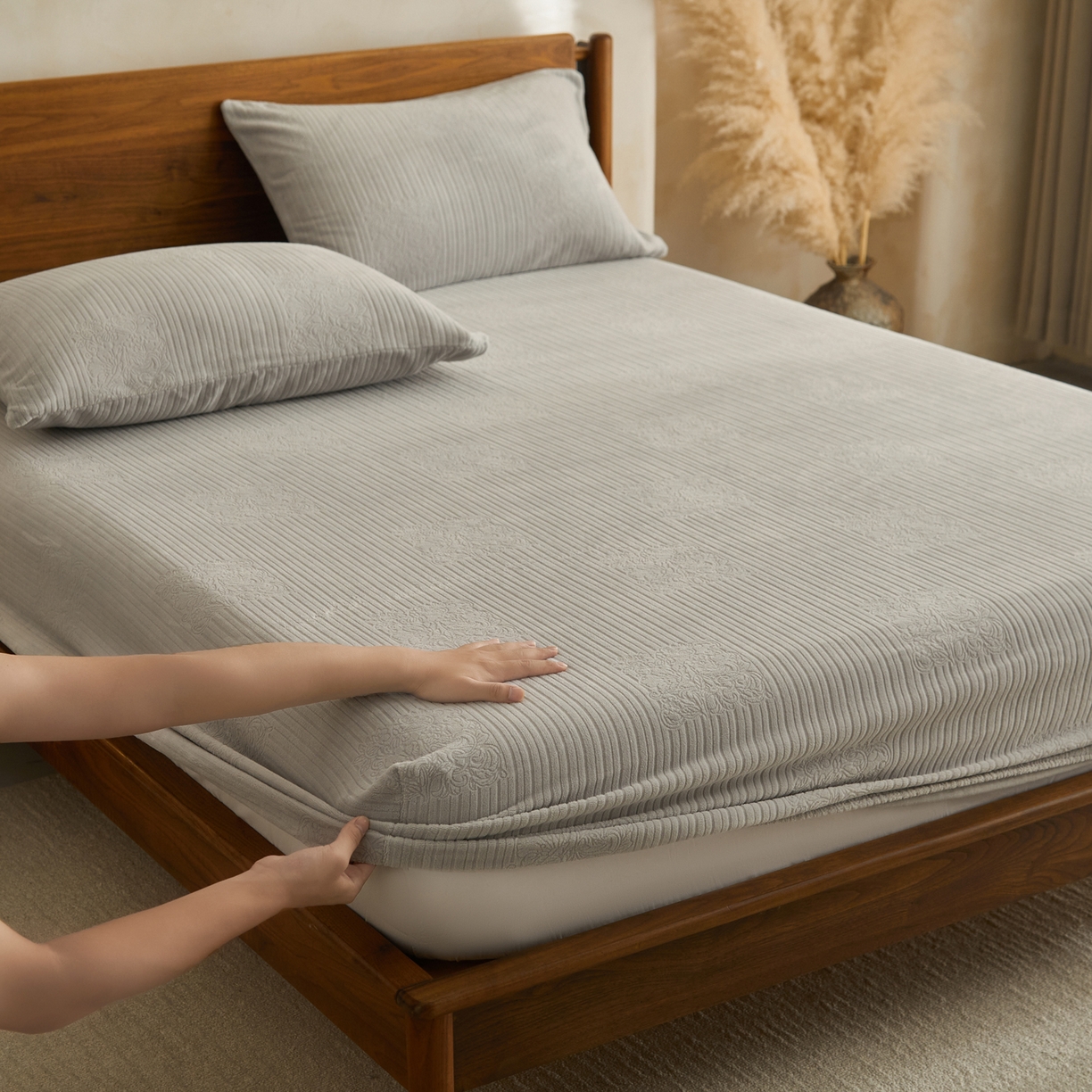 91家纺网 家纺一手货源 找家纺 早晨家纺 2025新款红金龙纯色烂花牛奶绒床笠 米澜-浅灰