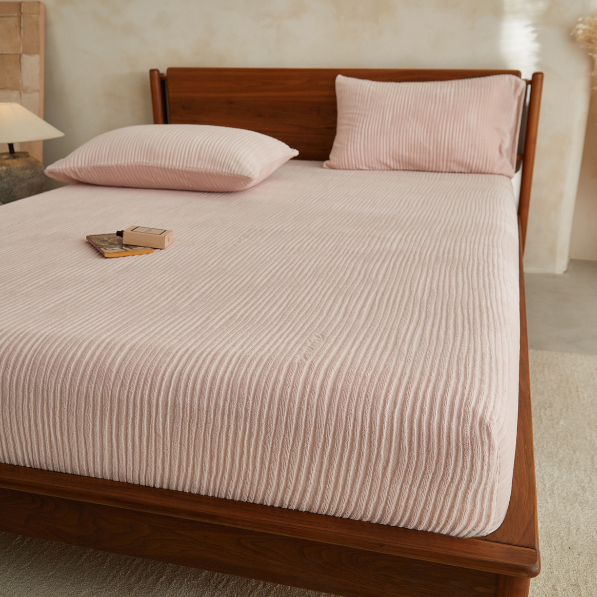 91家纺网 家纺一手货源 找家纺 早晨家纺 2025新款红金龙纯色烂花牛奶绒床笠 恬憩-豆沙