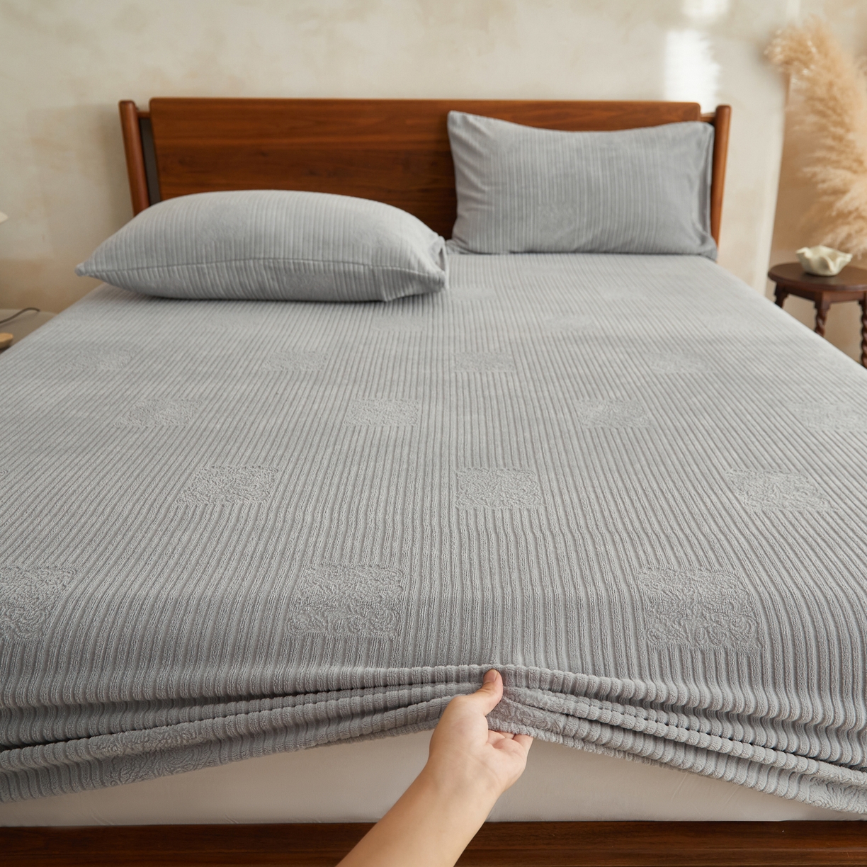 91家纺网 家纺一手货源 找家纺 早晨家纺 2025新款红金龙纯色烂花牛奶绒床笠 米澜-银灰