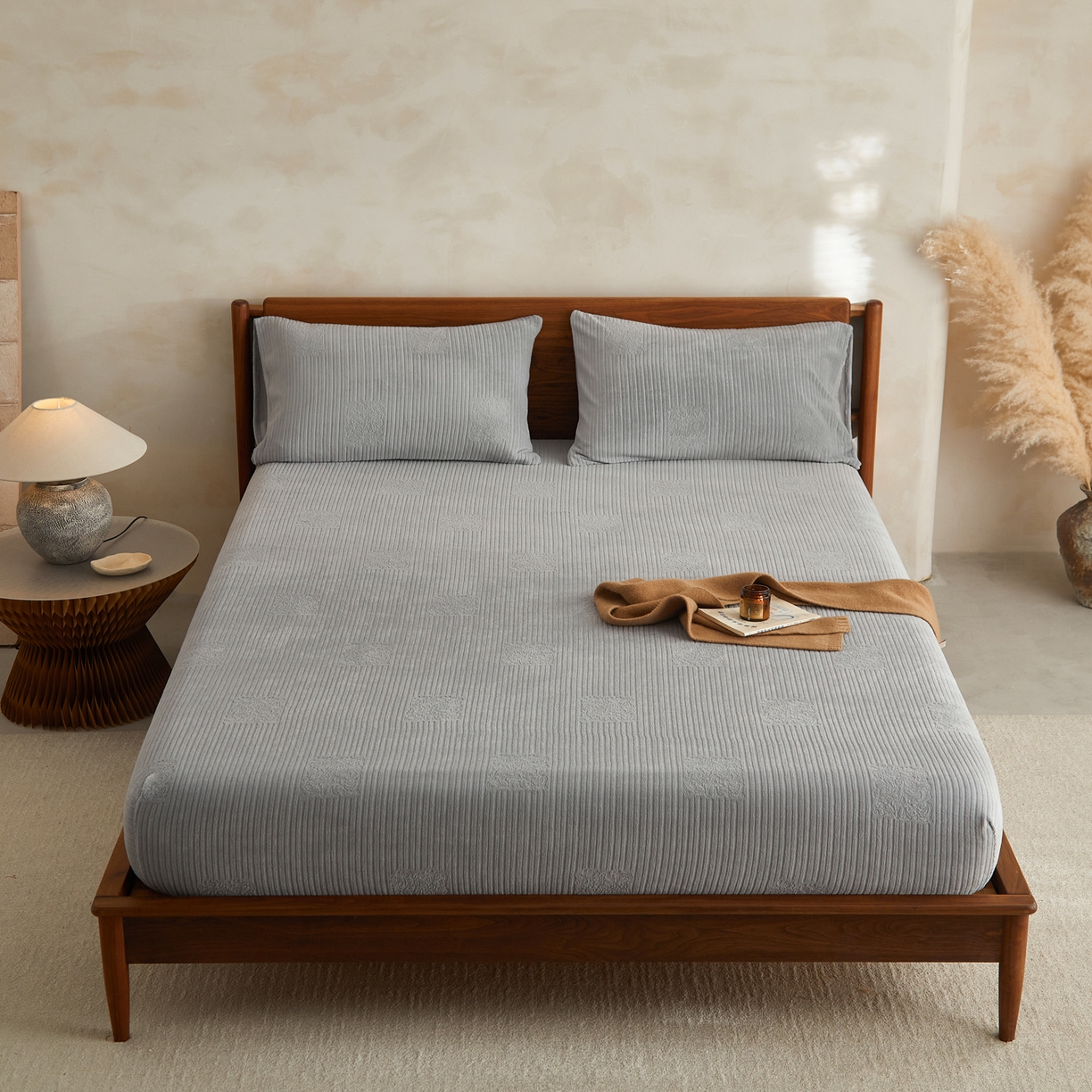 91家纺网 家纺一手货源 找家纺 早晨家纺 2025新款红金龙纯色烂花牛奶绒床笠 米澜-银灰