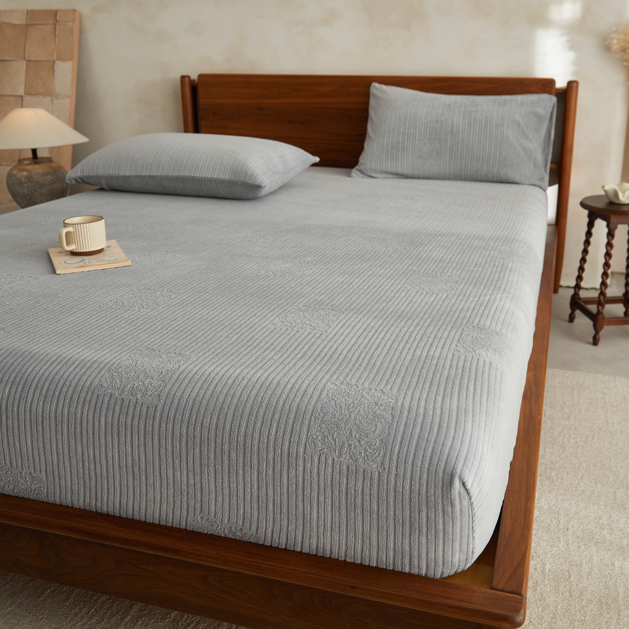 91家纺网 家纺一手货源 找家纺 早晨家纺 2025新款红金龙纯色烂花牛奶绒床笠 米澜-银灰