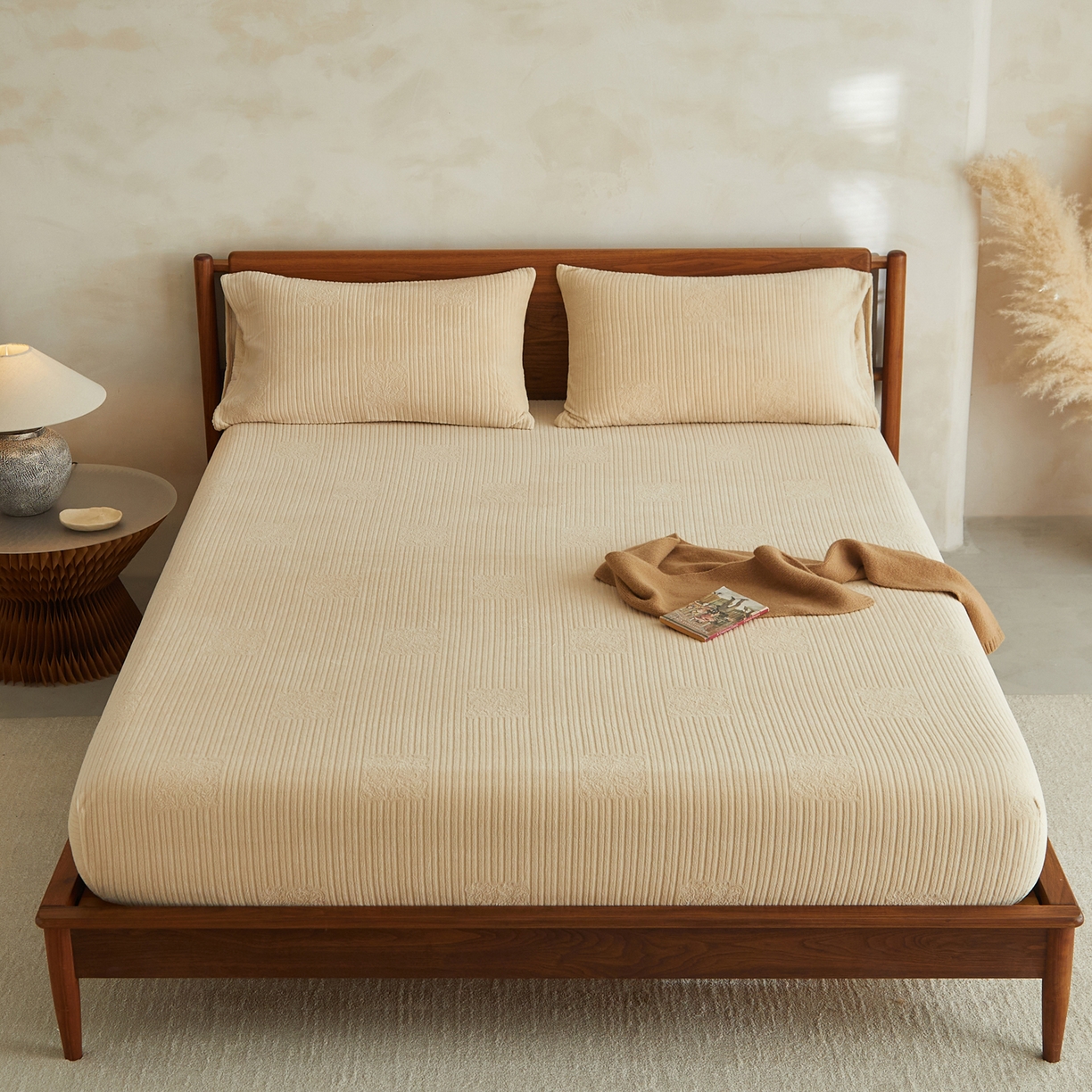 91家纺网 家纺一手货源 找家纺 早晨家纺 2025新款红金龙纯色烂花牛奶绒床笠 米澜-米驼