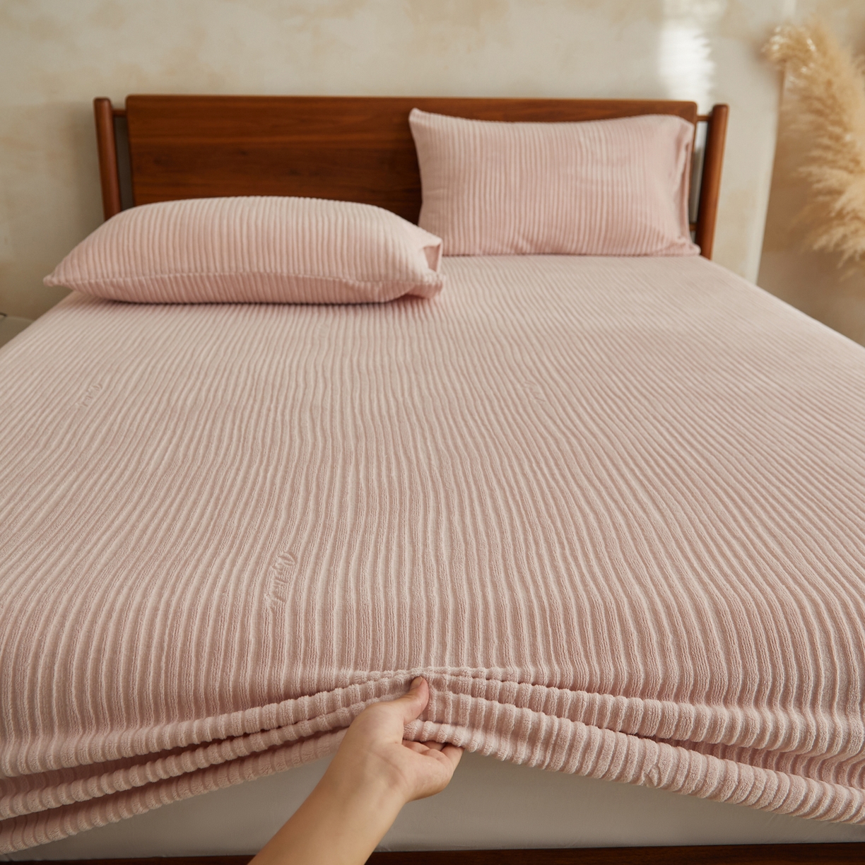 91家纺网 家纺一手货源 找家纺 早晨家纺 2025新款红金龙纯色烂花牛奶绒床笠 恬憩-豆沙