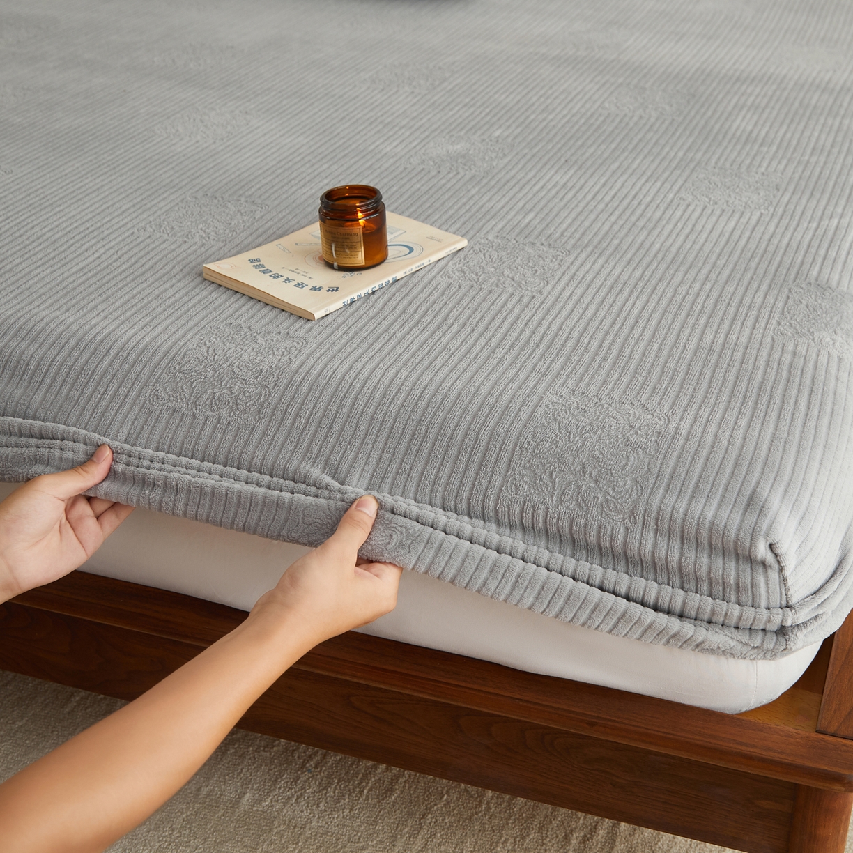 91家纺网 家纺一手货源 找家纺 早晨家纺 2025新款红金龙纯色烂花牛奶绒床笠 米澜-银灰