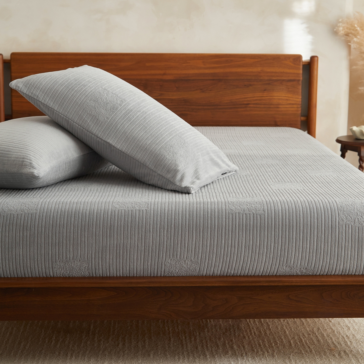 91家纺网 家纺一手货源 找家纺 早晨家纺 2025新款红金龙纯色烂花牛奶绒床笠 米澜-银灰