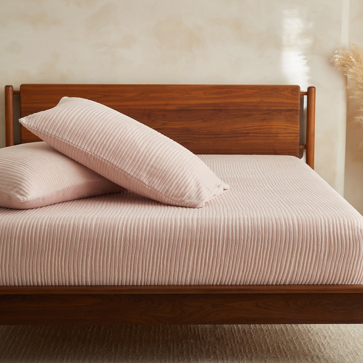 91家纺网 家纺一手货源 找家纺 早晨家纺 2025新款红金龙纯色烂花牛奶绒床笠 恬憩-豆沙