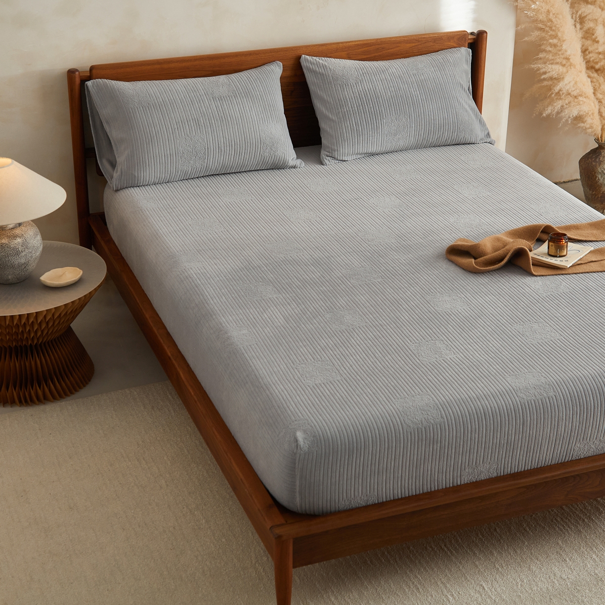 91家纺网 家纺一手货源 找家纺 早晨家纺 2025新款红金龙纯色烂花牛奶绒床笠 米澜-银灰