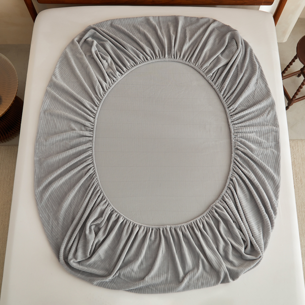 91家纺网 家纺一手货源 找家纺 早晨家纺 2025新款红金龙纯色烂花牛奶绒床笠 米澜-银灰