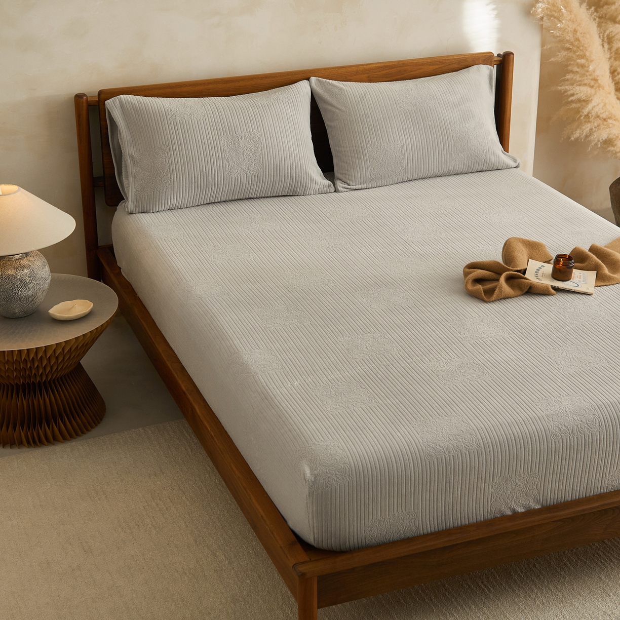 91家纺网 家纺一手货源 找家纺 早晨家纺 2025新款红金龙纯色烂花牛奶绒床笠 米澜-浅灰