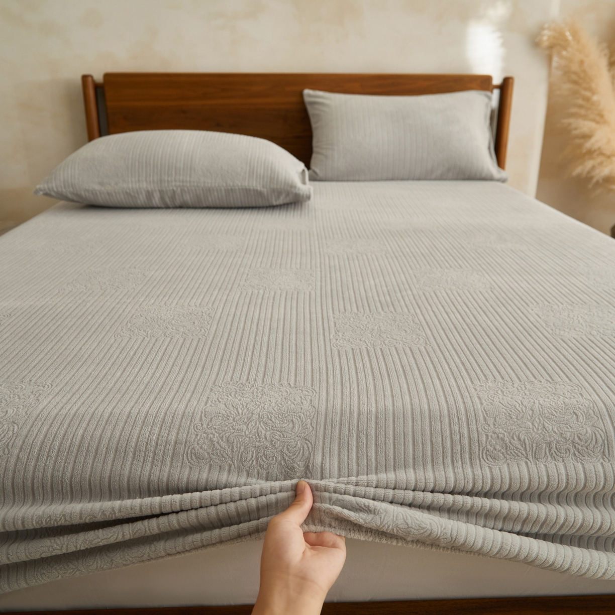 91家纺网 家纺一手货源 找家纺 早晨家纺 2025新款红金龙纯色烂花牛奶绒床笠 米澜-浅灰