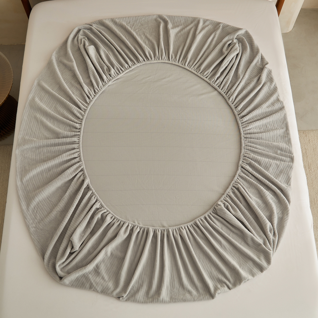 91家纺网 家纺一手货源 找家纺 早晨家纺 2025新款红金龙纯色烂花牛奶绒床笠 米澜-浅灰