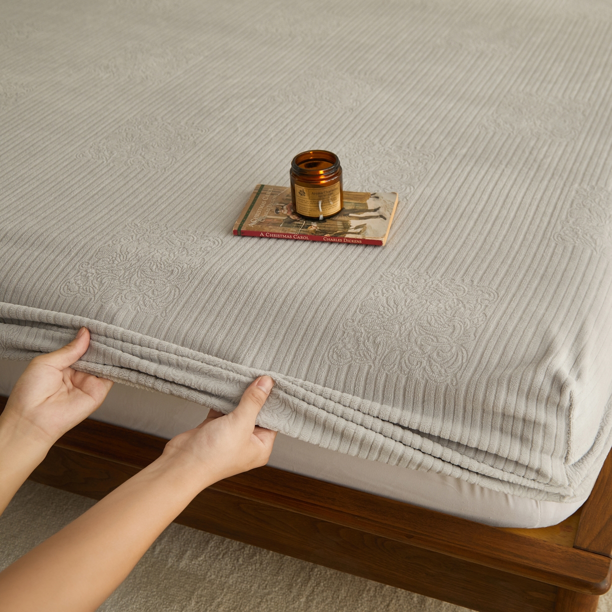 91家纺网 家纺一手货源 找家纺 早晨家纺 2025新款红金龙纯色烂花牛奶绒床笠 米澜-浅灰