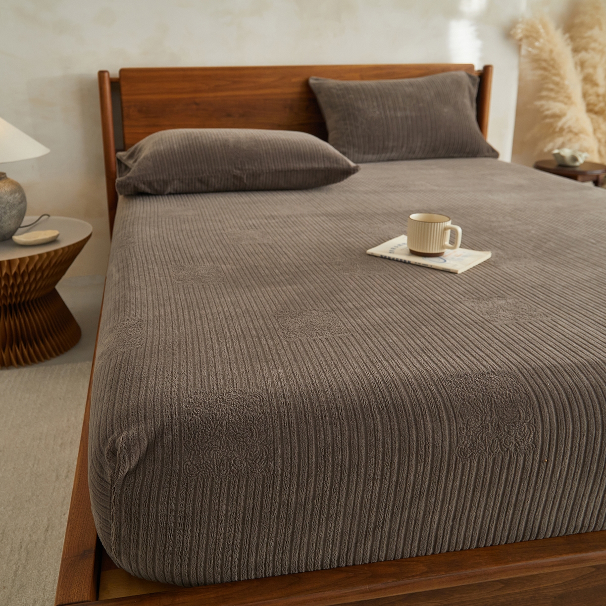 91家纺网 家纺一手货源 找家纺 早晨家纺 2025新款红金龙纯色烂花牛奶绒床笠 米澜-奶咖