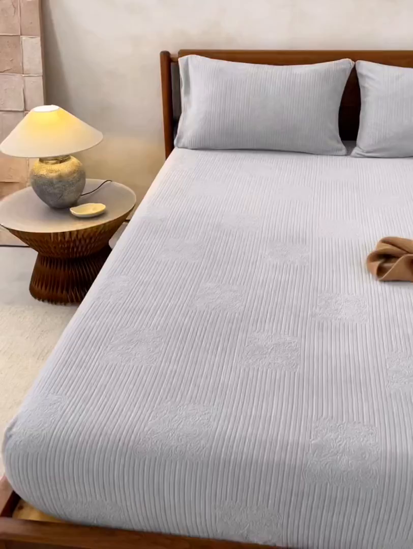 91家纺网 家纺一手货源 找家纺 早晨家纺 2025新款红金龙纯色烂花牛奶绒床笠 米澜-浅灰