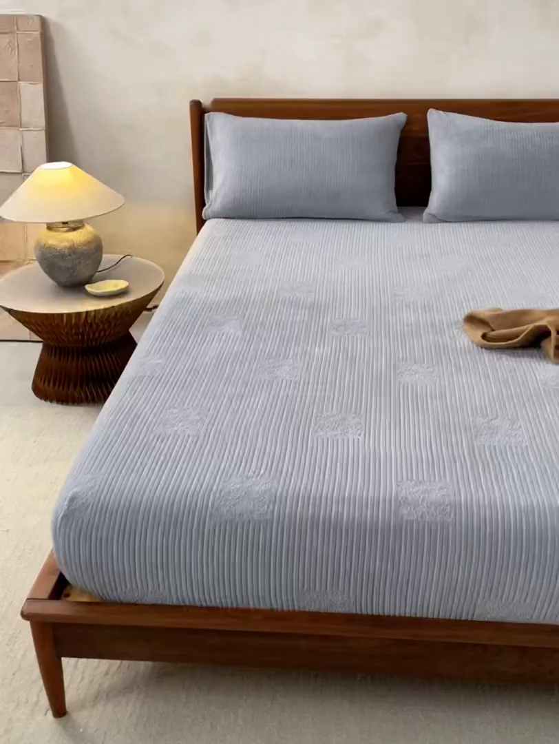 91家纺网 家纺一手货源 找家纺 早晨家纺 2025新款红金龙纯色烂花牛奶绒床笠 米澜-银灰