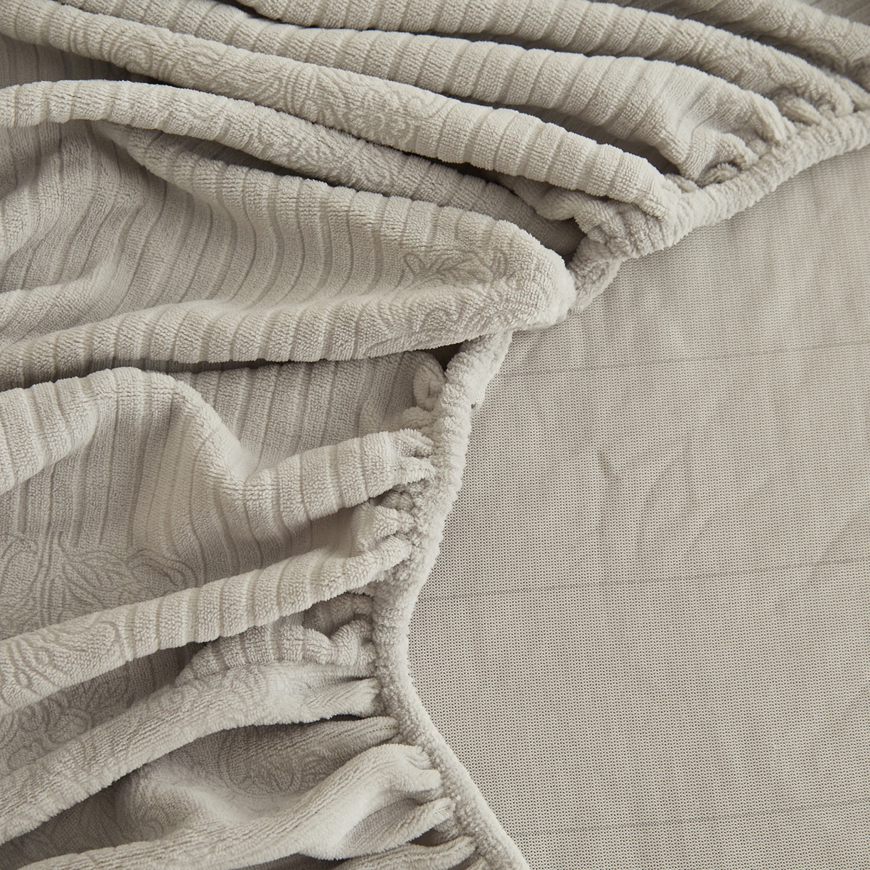 91家纺网 家纺一手货源 找家纺 早晨家纺 2025新款红金龙纯色烂花牛奶绒床笠 米澜-浅灰