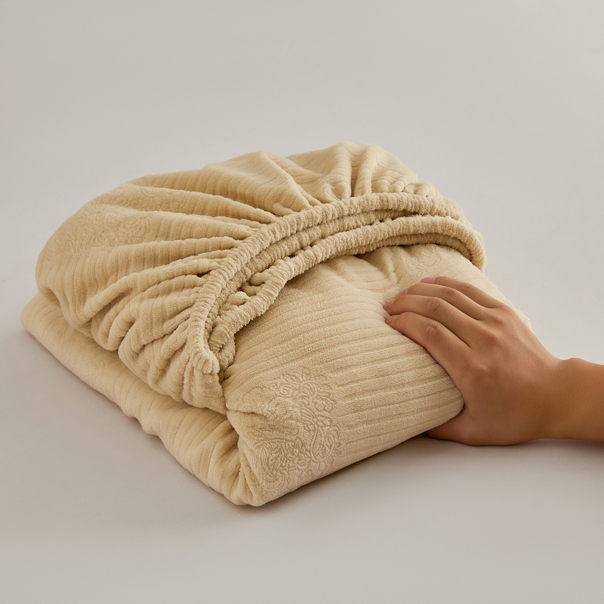 91家纺网 家纺一手货源 找家纺 早晨家纺 2025新款红金龙纯色烂花牛奶绒床笠 米澜-米驼