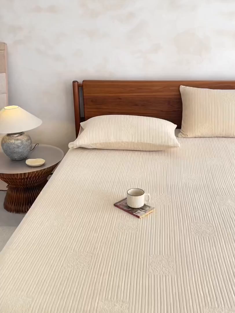 91家纺网 家纺一手货源 找家纺 早晨家纺 2025新款红金龙纯色烂花牛奶绒床笠 米澜-米驼