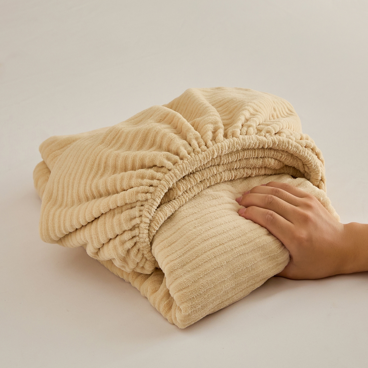 91家纺网 家纺一手货源 找家纺 早晨家纺 2025新款红金龙纯色烂花牛奶绒床笠 恬憩-米驼