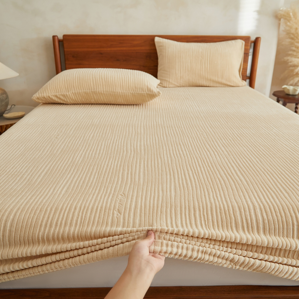 91家纺网 家纺一手货源 找家纺 早晨家纺 2025新款红金龙纯色烂花牛奶绒床笠 恬憩-米驼