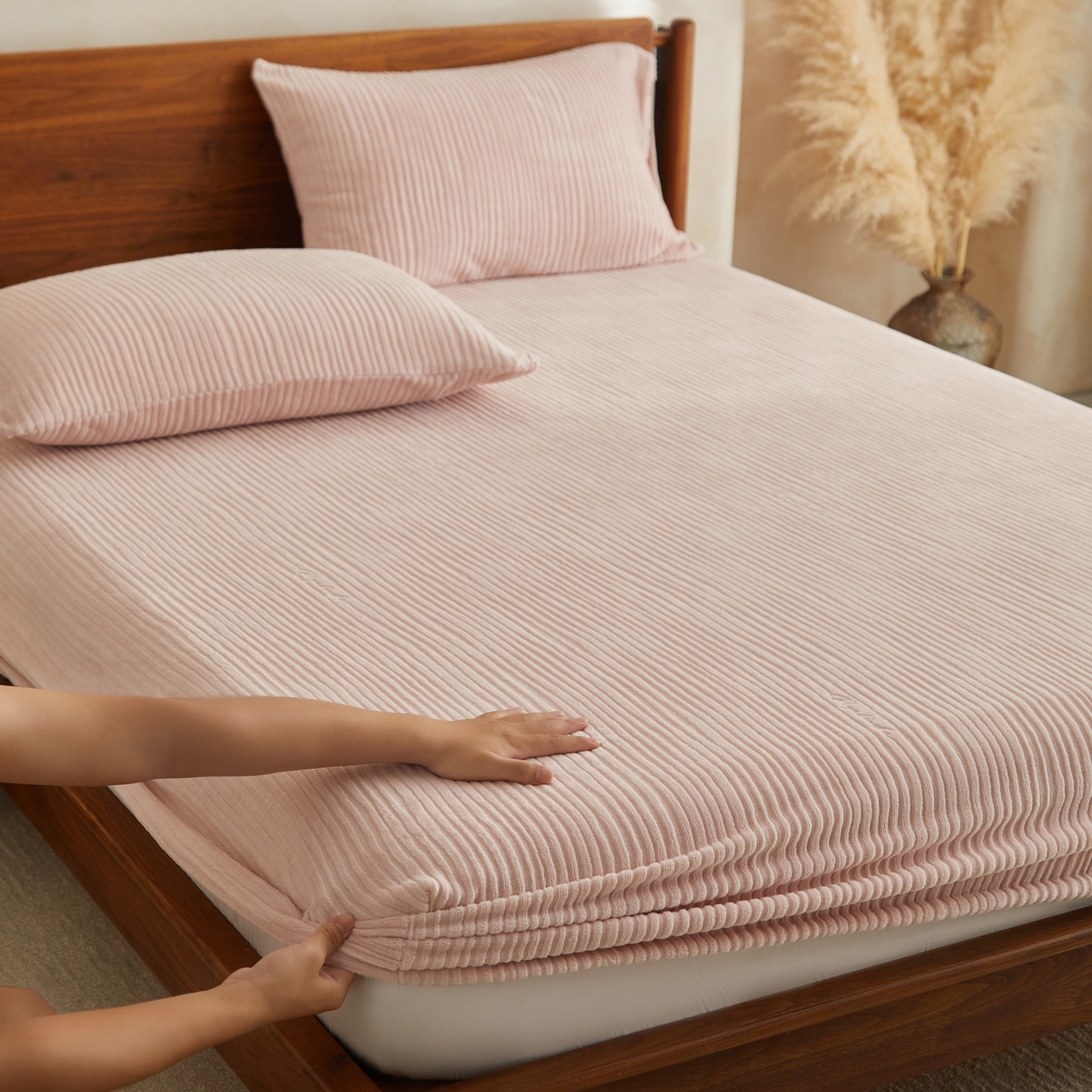 91家纺网 家纺一手货源 找家纺 早晨家纺 2025新款红金龙纯色烂花牛奶绒床笠 恬憩-豆沙