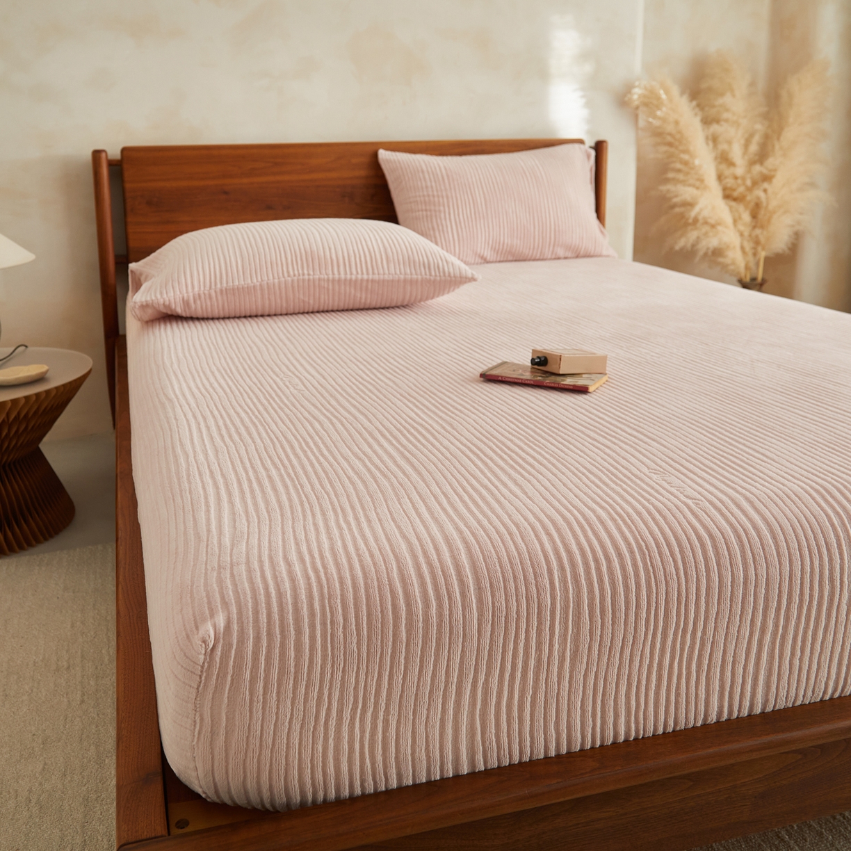 91家纺网 家纺一手货源 找家纺 早晨家纺 2025新款红金龙纯色烂花牛奶绒床笠 恬憩-豆沙