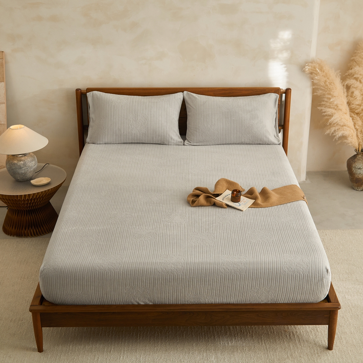 91家纺网 家纺一手货源 找家纺 早晨家纺 2025新款红金龙纯色烂花牛奶绒床笠 米澜-浅灰