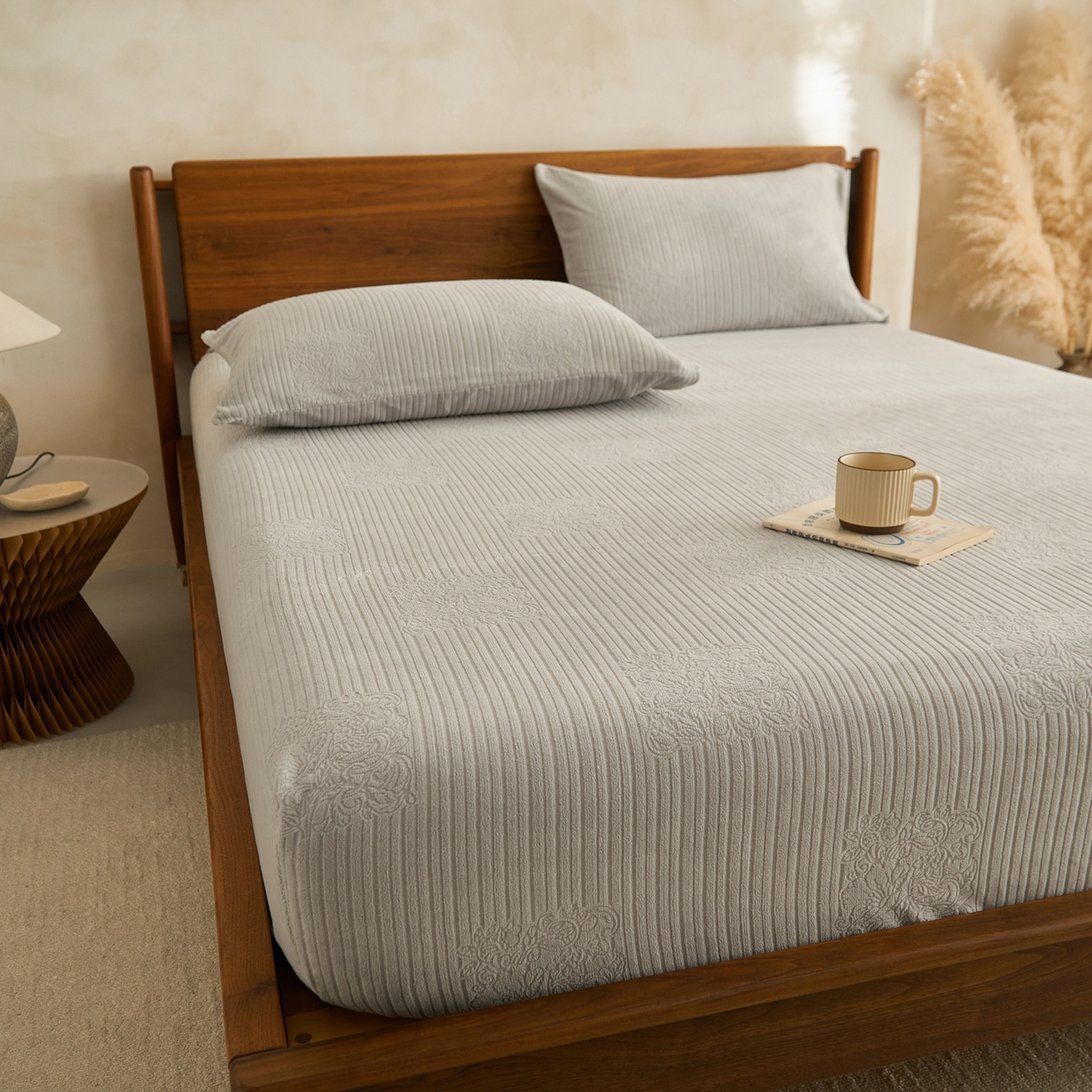 91家纺网 家纺一手货源 找家纺 早晨家纺 2025新款红金龙纯色烂花牛奶绒床笠 米澜-浅灰