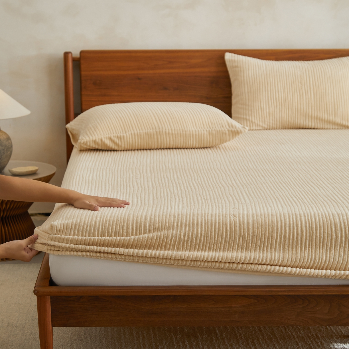 91家纺网 家纺一手货源 找家纺 早晨家纺 2025新款红金龙纯色烂花牛奶绒床笠 恬憩-米驼