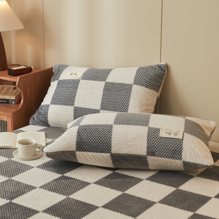91家纺网 家纺一手货源 找家纺 早晨家纺 2025新款豆豆款高克重牛奶绒菠萝格无印风床笠 豆豆绒-大方格灰